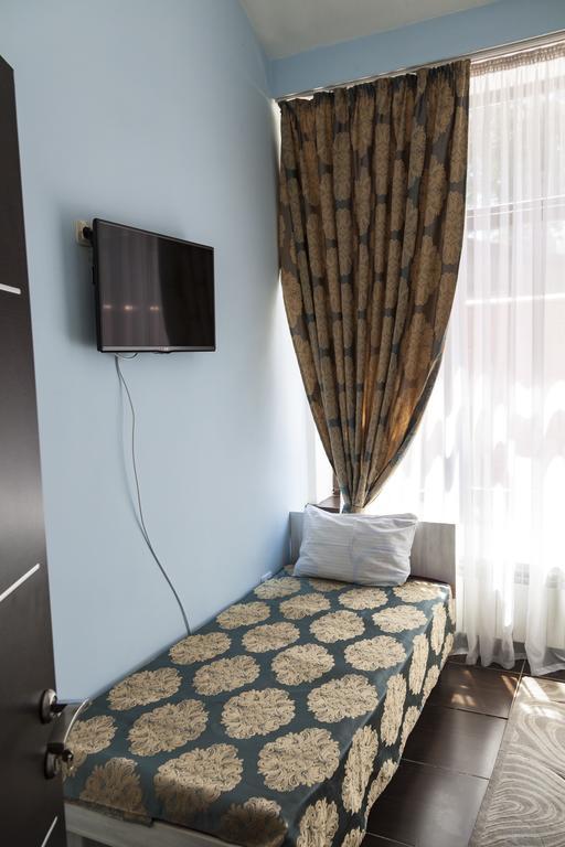 Tiflis Hotel Алма Ата Стая снимка