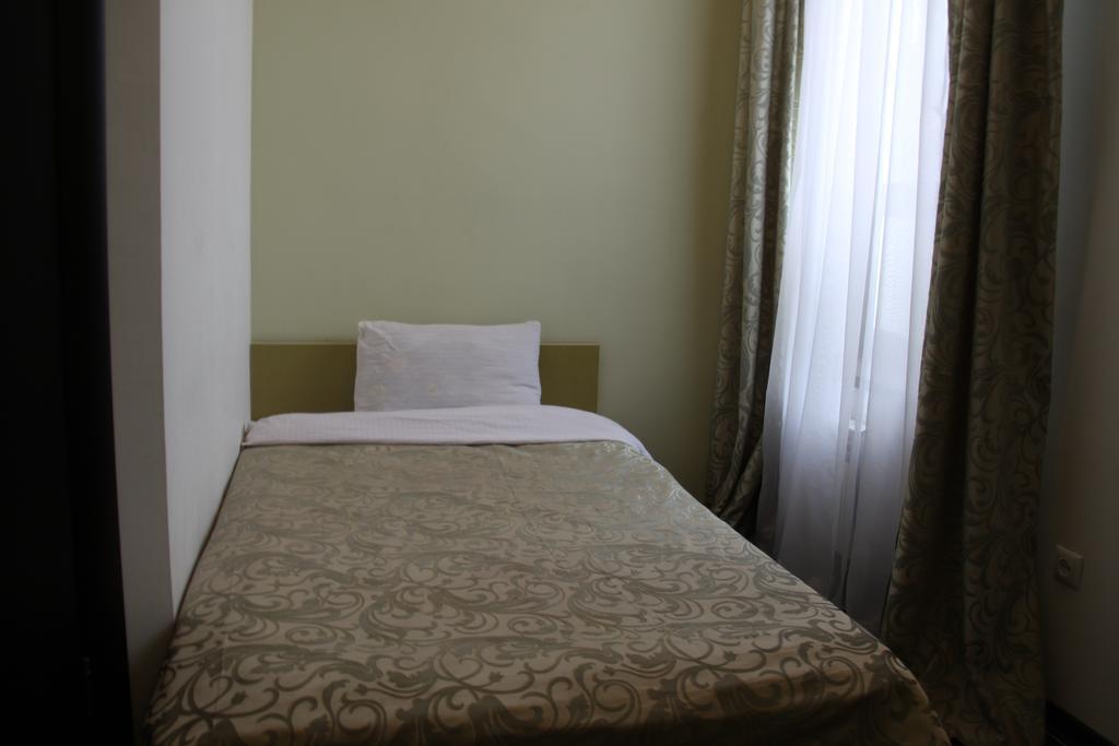 Tiflis Hotel Алма Ата Стая снимка